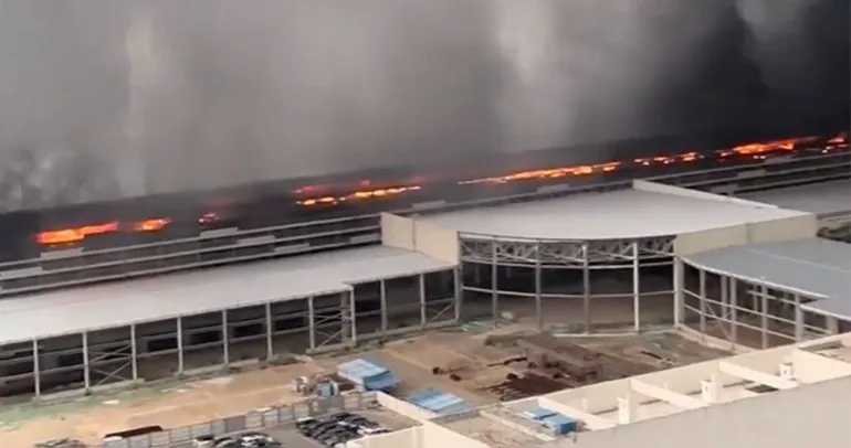 Çin’de araba fabrikasını alevler sardı