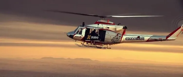 ’Jetman’ Dubai semalarında akrobasi uçağıyla birlikte uçtu