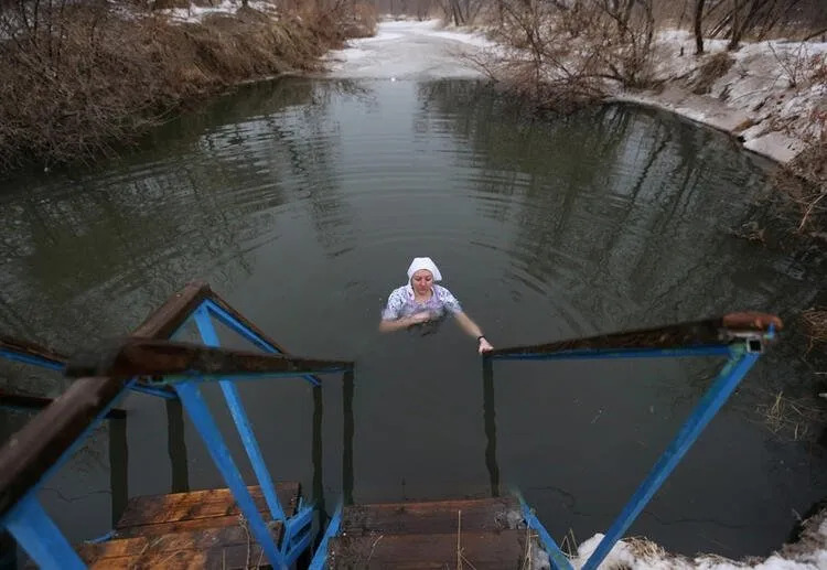 Dünya Putin'in bu fotoğraflarını konuşuyor! Eksi 20 derece olan suya girdi