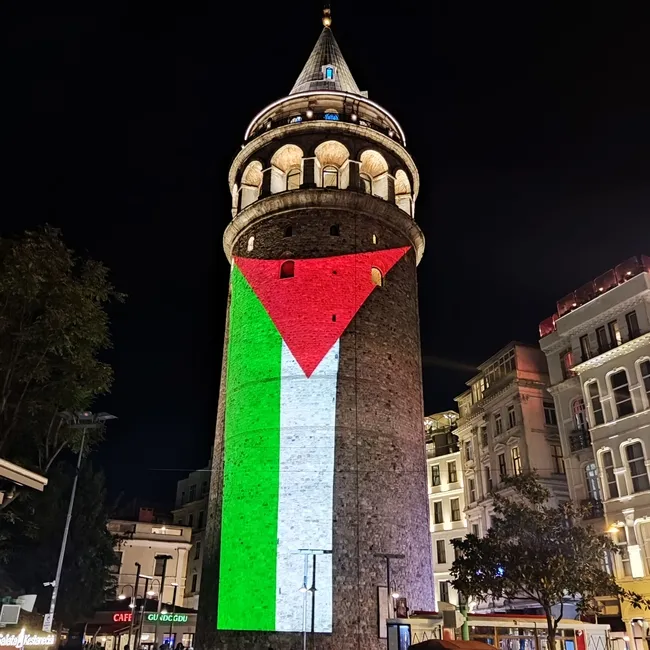 istanbul-gazze-icin-tek-yurek-bakan-ersoydan-zulme-karsi-birlik-cagrisi-galata-kulesi-filistin-bayragiyla-aydi-1791396654814.jpg