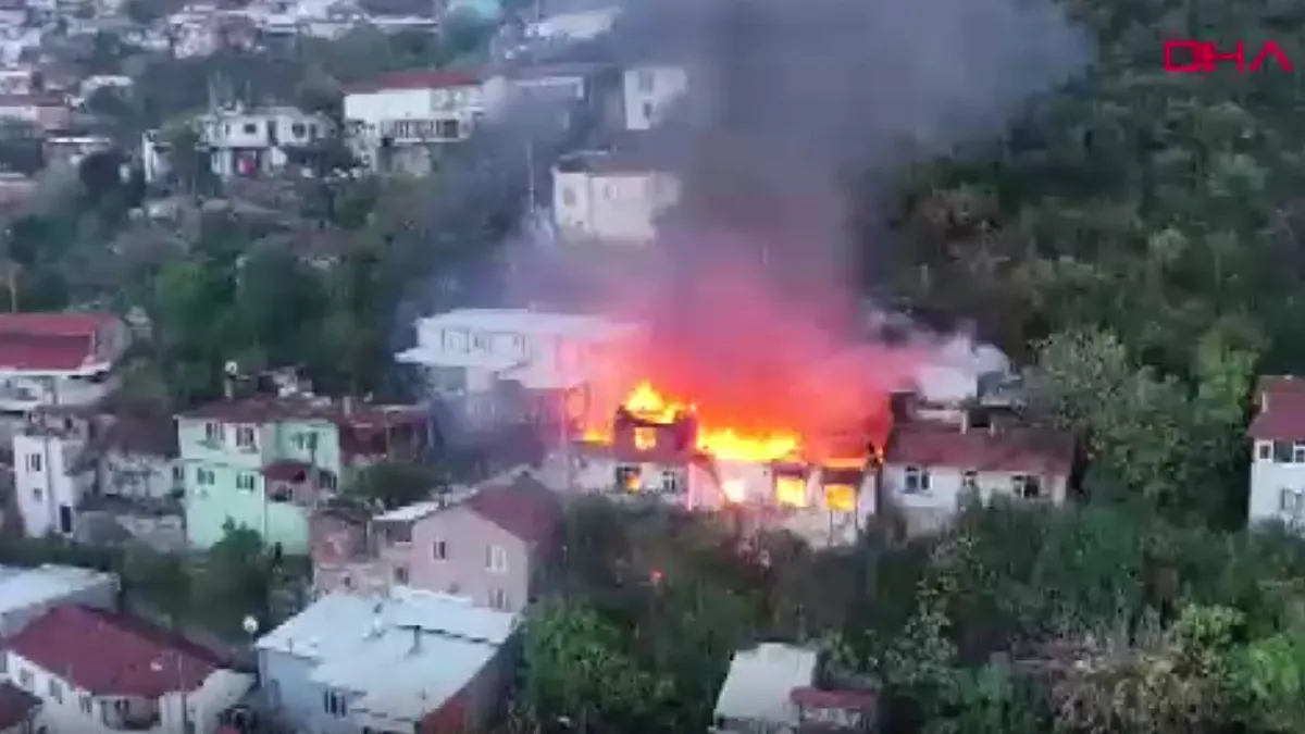 Bursa’da iki katlı binada korkutan yangın! Ekiplerin alevlere müdahalesi sürüyor Bursa’da iki katlı binada korkutan yangın! Ekiplerin alevlere müdahalesi sürüyor