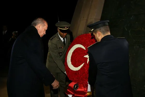 Cumhurbaşkanı Erdoğan Tunus'ta Şehitler Anıtına çelenk bıraktı