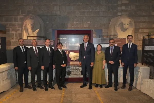hitit-tarihine-isik-tutan-sergi-40-eser-ziyaretcilerle-bulusuyor-1787210764967.jpeg
