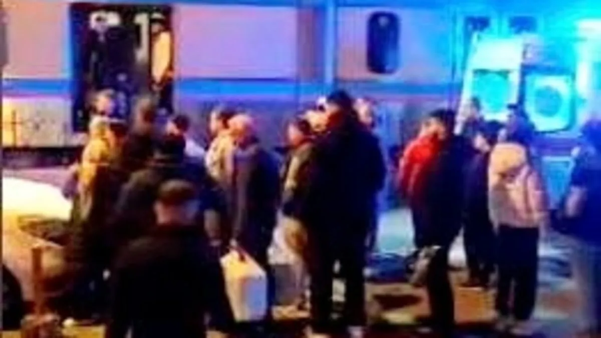 Motosiklet yayaya çarpmamak için kaydı tramvay altında kaldı