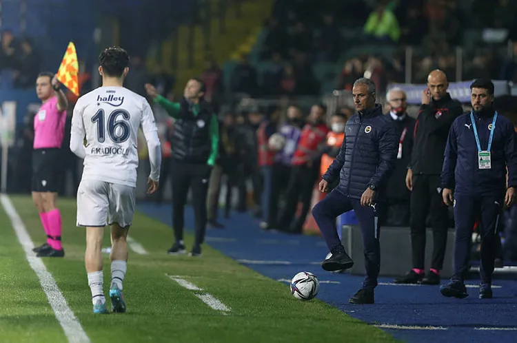 rizespor-fenerbace-maci-sonrasi-ismail-kartalnda-carpici-galibiyet-aciklamasi-1650660214112.jpg