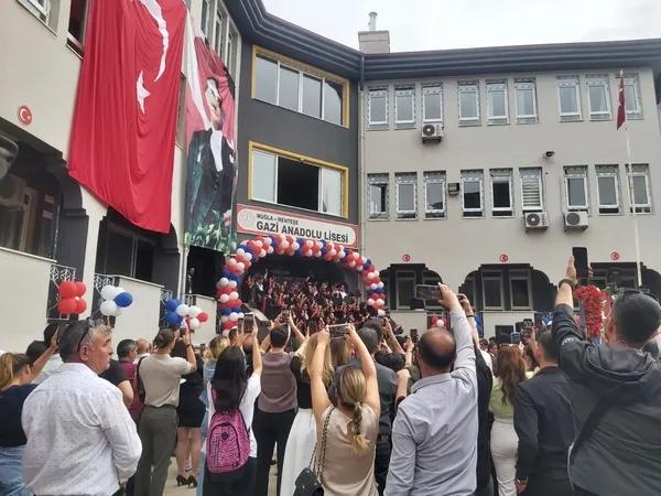 muglada-gazi-anadolu-lisesi-ogrencileri-mezuniyet-sevincini-yasadi-1715971470850.jpg