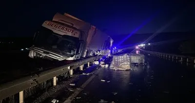 Sivas’ta suni gübre yüklü tır bariyerlere çarptı, 25 ton malzeme yola saçıldı #antalya