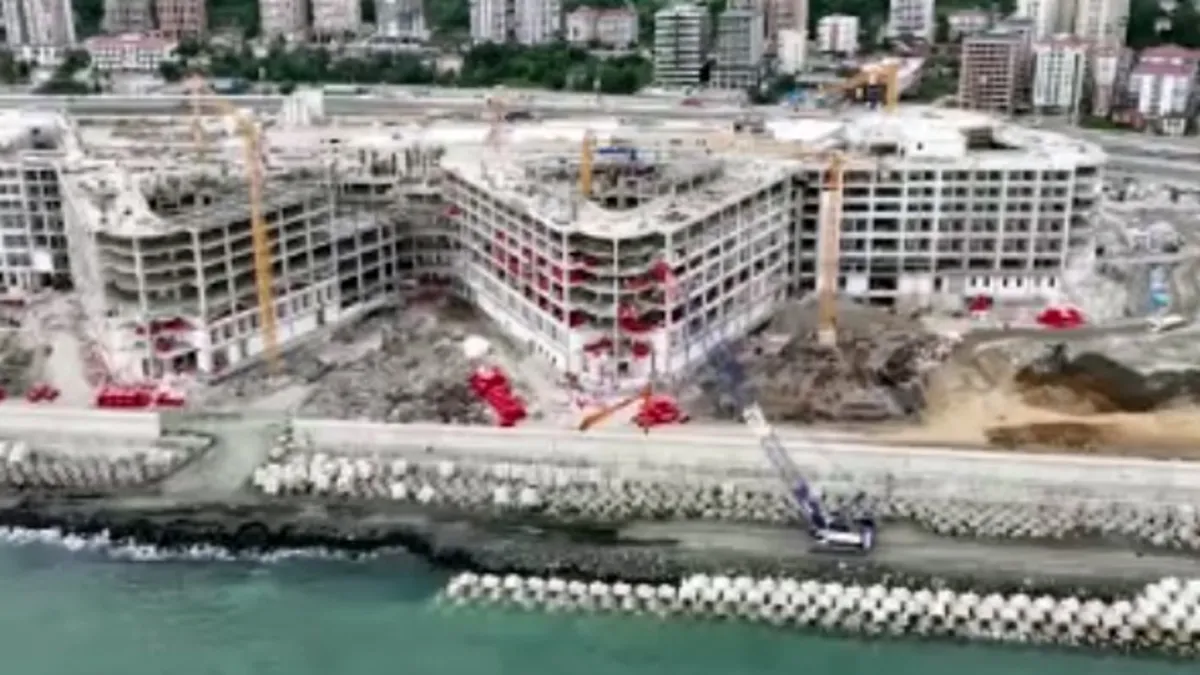 Rize Şehir Hastanesi inşaatından genel bir görünüm.