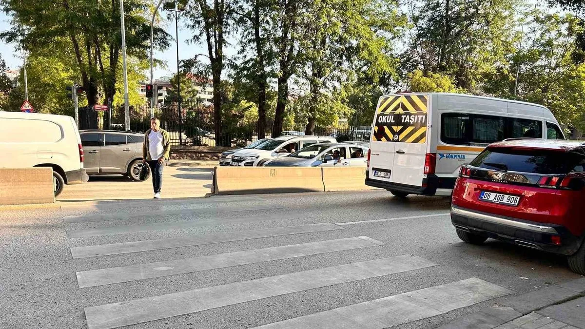 Ankara’da ışık ihlali yapan sürücü kadına yumruk attı: O anlar kamerada!