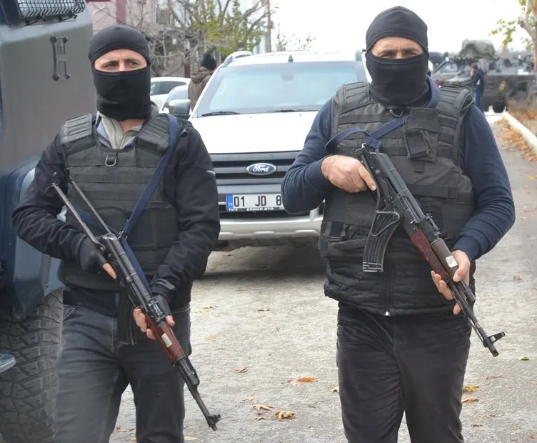 Adana’da huzur operasyonu! Vatandaş polisi alkışlarla karşıladı