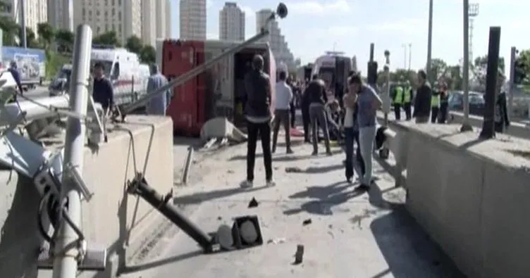 Bahçeşehir’de iki katlı belediye otobüsü devrildi.