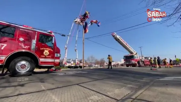 ABD’de paraşütlü “Noel Baba” elektrik tellerine takıldı | Video