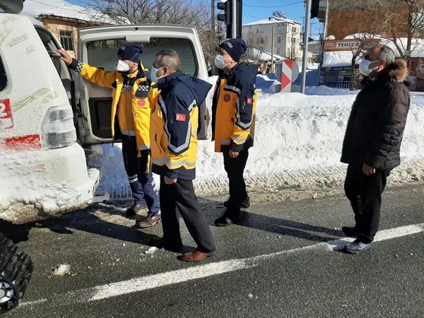 elazigda-paletli-ambulans-mahsur-kalan-vatandas-icin-seferber-oldu-1642775776503.jpeg
