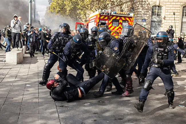 paristeki-gosterilerde-gerginlik-tirmaniyor-polisten-biber-gaziyla-mudahale-1792345752815.jpeg Paris'teki gösterilerde gerginlik tırmanıyor! Polis biber gazı ve şok bombaları kullandı
