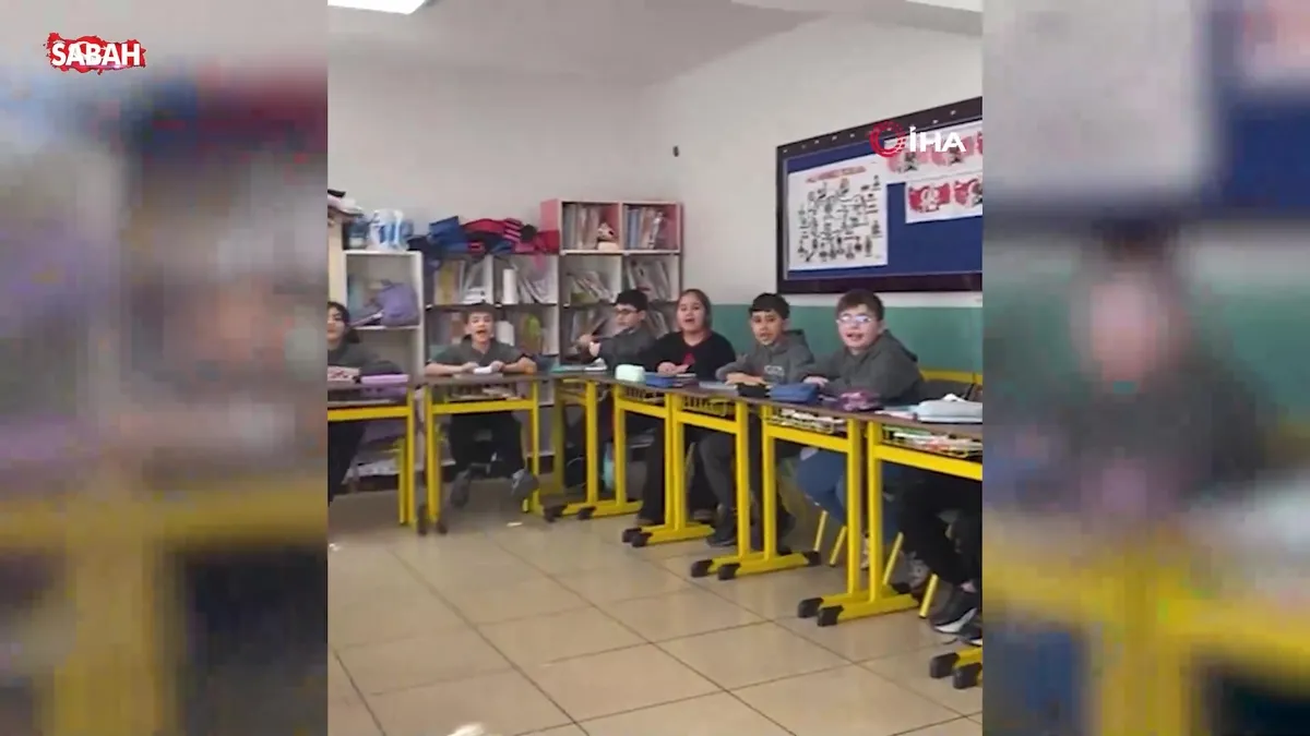 İlkokul öğrencilerinden “Kabe’de hacılar hu der Allah” ilahisi | Video videosunu izle İlkokul öğrencilerinden “Kabe’de hacılar hu der Allah” ilahisi | Video videosunu izle