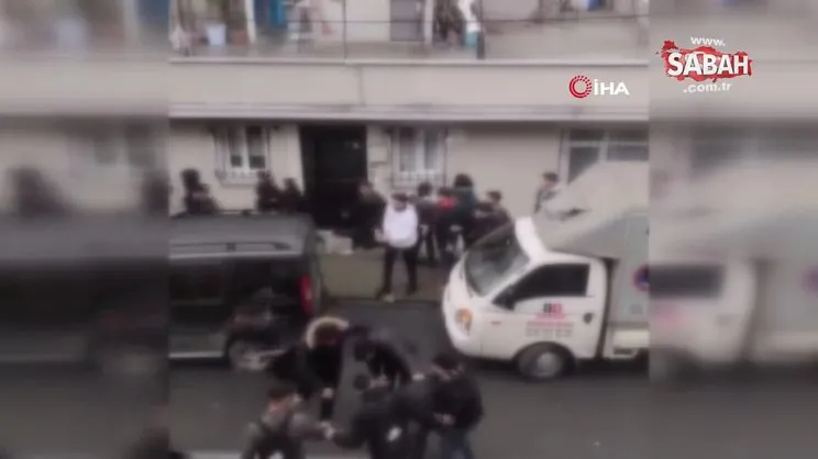 Küçükçekmece'de lise öğrencilerinin tekme tokat birbirine girdiği anlar kamerada | Video