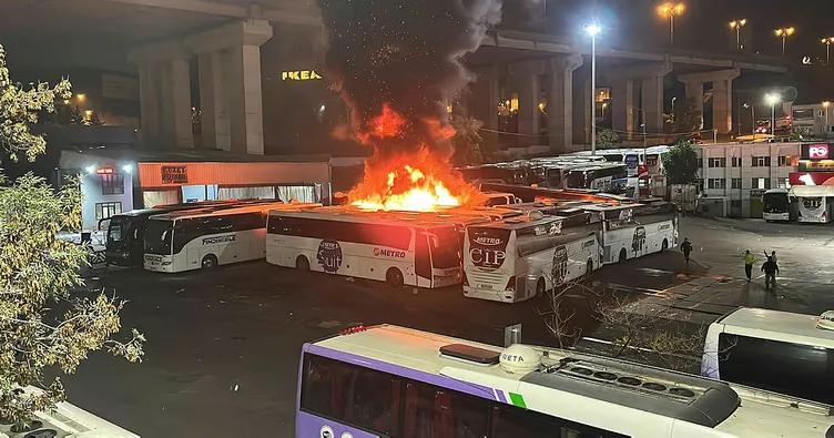 Otogarda yolcu otobüsü alev alev yandı