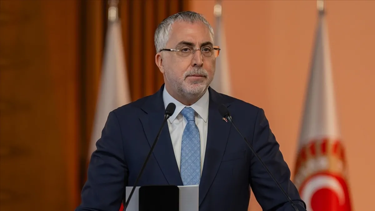 Çalışma ve Sosyal Güvenlik Bakanı Vedat Işıkhan bir toplantıda konuşurken