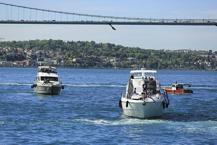 İstanbul Boğazı siyah beyaz! Beşiktaş şampiyonluğun tadını çıkarıyor...