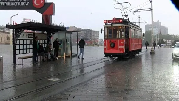 istanbulda-sicaklardan-sonra-yagmur-etkisini-gosterdi-pazar-gunune-kadar-yagmur-yagacak-1747486707284.jpg