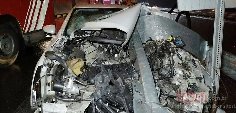 Bağcılar’da feci kaza; bariyerler otomobile ok gibi saplandı