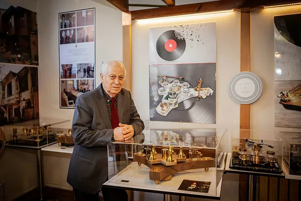putine-giden-o-gramofonun-hikayesi-turk-muhendis-huseyin-tanrioven-sabaha-konustu-1644723522385.jpg