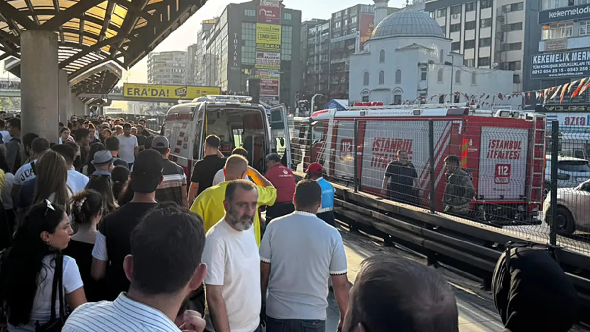 İstanbul’da metrobüs kazası: Yola düşen kadın aracın altında kaldı! İstanbul’da metrobüs kazası: Yola düşen kadın aracın altında kaldı!