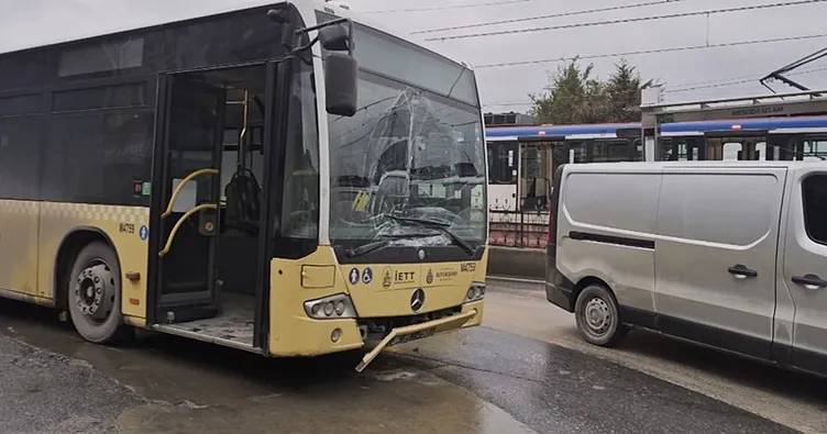 Sultangazi’de İETT otobüsü trafik levhasına çarptı!