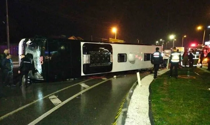 Balıkesir’de döner kavşağa hızlı giren otobüs devrildi: 20 yaralı, 1 ölü