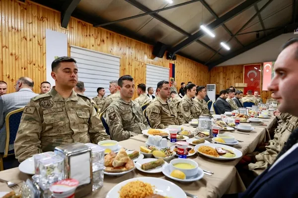 bingol-valisi-celik-jandarma-personeliyle-iftarda-bulustu-1772608072199.jpg
