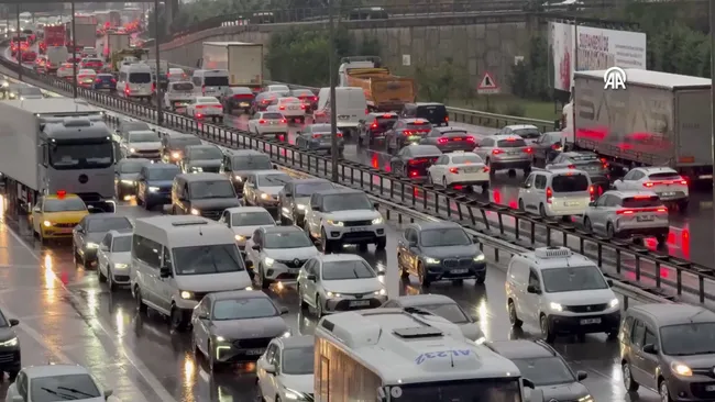 istanbulda-trafik-adim-adim-yogunluk-yuzde-85e-ulasti-1790695057837.jpg (960×540)
