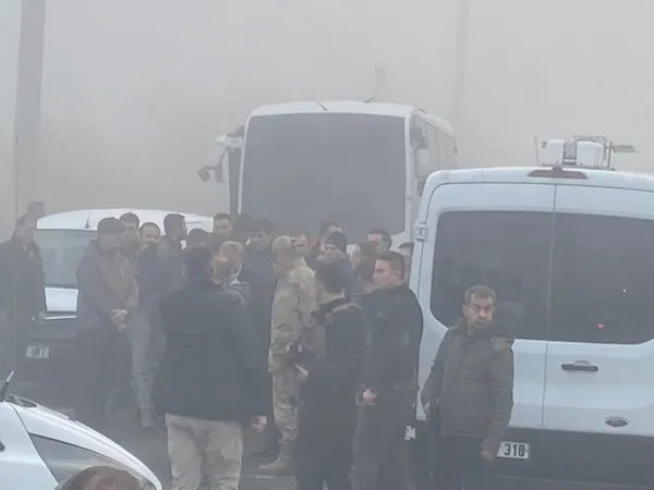 son-dakika-diyarbakirda-polis-servisine-bombali-saldiri-9-polis-memuru-yaralandi-1671167616791.jpg Son dakika: Diyarbakır'da polis servisine bombalı saldırı! Bakan Soylu detayları açıkladı: Araç kiralık, bomba uzaktan kumandalı...