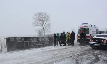 Yolcu otobüsü tipi yüzünden devrildi