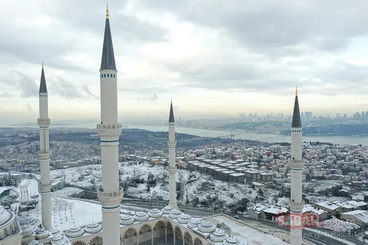 İstanbul’da etkili olan kar yağışıyla beyaza bürünen Çamlıca’dan karpostallık görüntüler...