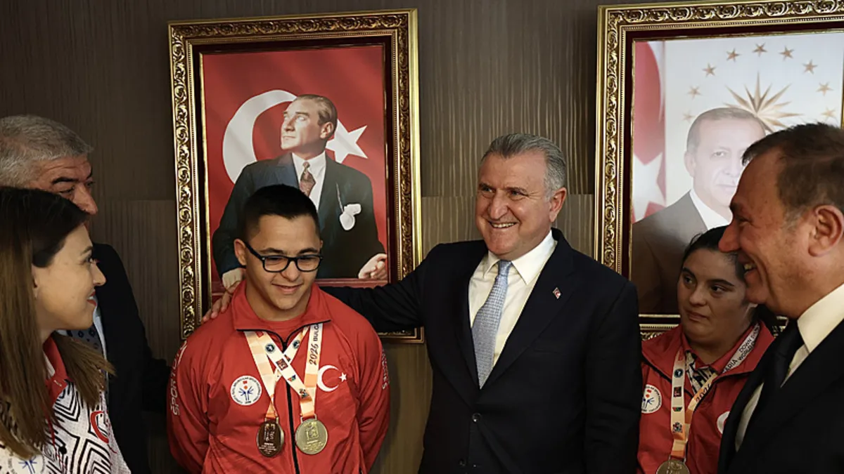 Bakan Bak, özel sporcular ile bir araya geldi! Bakan Bak, özel sporcular ile bir araya geldi!