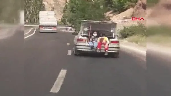 Erzurum'da çocukların açık bagajda yolculuğu kamerada