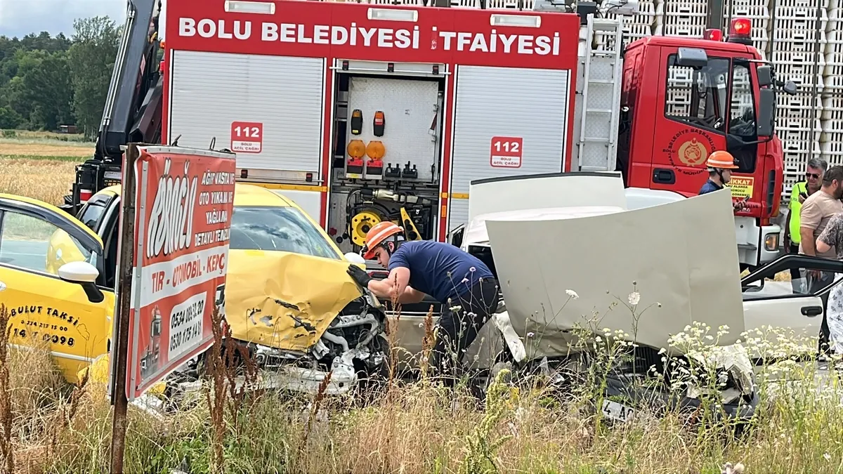 Bolu’da korkutan kaza: Ticari taksi ile otomobil çarpıştı! 5 yaralı Bolu’da korkutan kaza: Ticari taksi ile otomobil çarpıştı! 5 yaralı