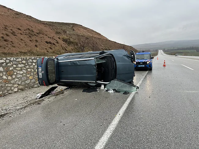 Çorum’da devrilen otomobil