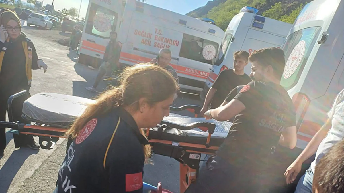 Zonguldak’ta otomobil akaryakıt istasyonuna daldı: 5’i çocuk 6 yaralı! Zonguldak’ta otomobil akaryakıt istasyonuna daldı: 5’i çocuk 6 yaralı!