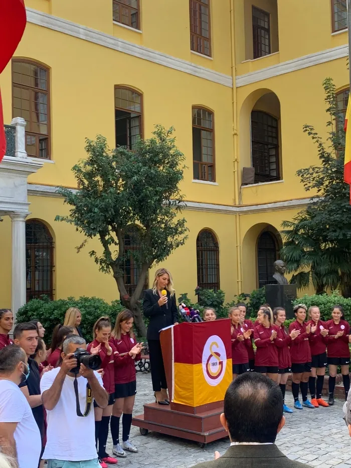 galatasaray-kadin-futbol-takimi-lansmani-yapildi-1631957962440.jpg