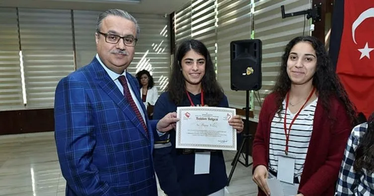 Vali Su, bölge birincisi olan Mersin Çocuk Evleri Sitesi öğrencilerine ödüllerini verdi