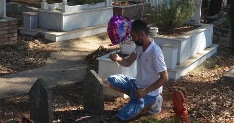 Çocuk mezarlarına balon bağlayan adamın hikayesi yürekleri burktu