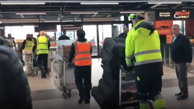 İzlanda'da Milli Takım'a büyük terbiyesizlik! Emre Belözoğlu'na tuvalet fırçası uzattılar