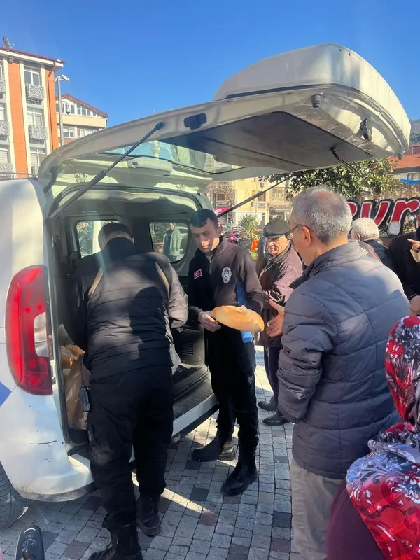 devrek-zabitasi-gramaji-eksik-olan-ekmekleri-vatandaslara-ucretsiz-dagitti-1741184946478.jpg