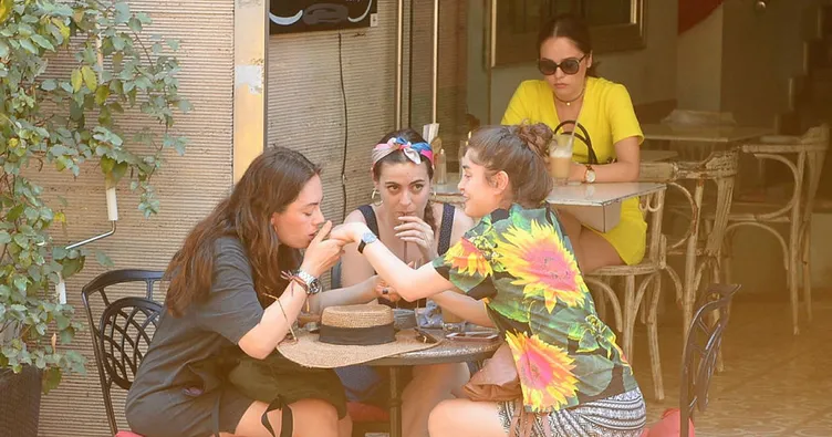 Demet Evgar genç kızın elini hiç bırakmadı