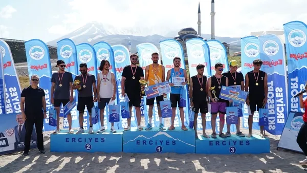erciyeste-2-bin-200-metrede-plaj-voleybolu-coskusu-1784454847693.jpg