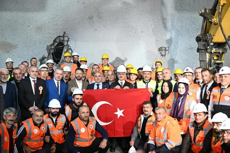 Çamlıhemşin Tüneli'nde ışık göründü! Bakan Uraloğlu açıkladı: Seyahat süresi 20 dakika kısalacak