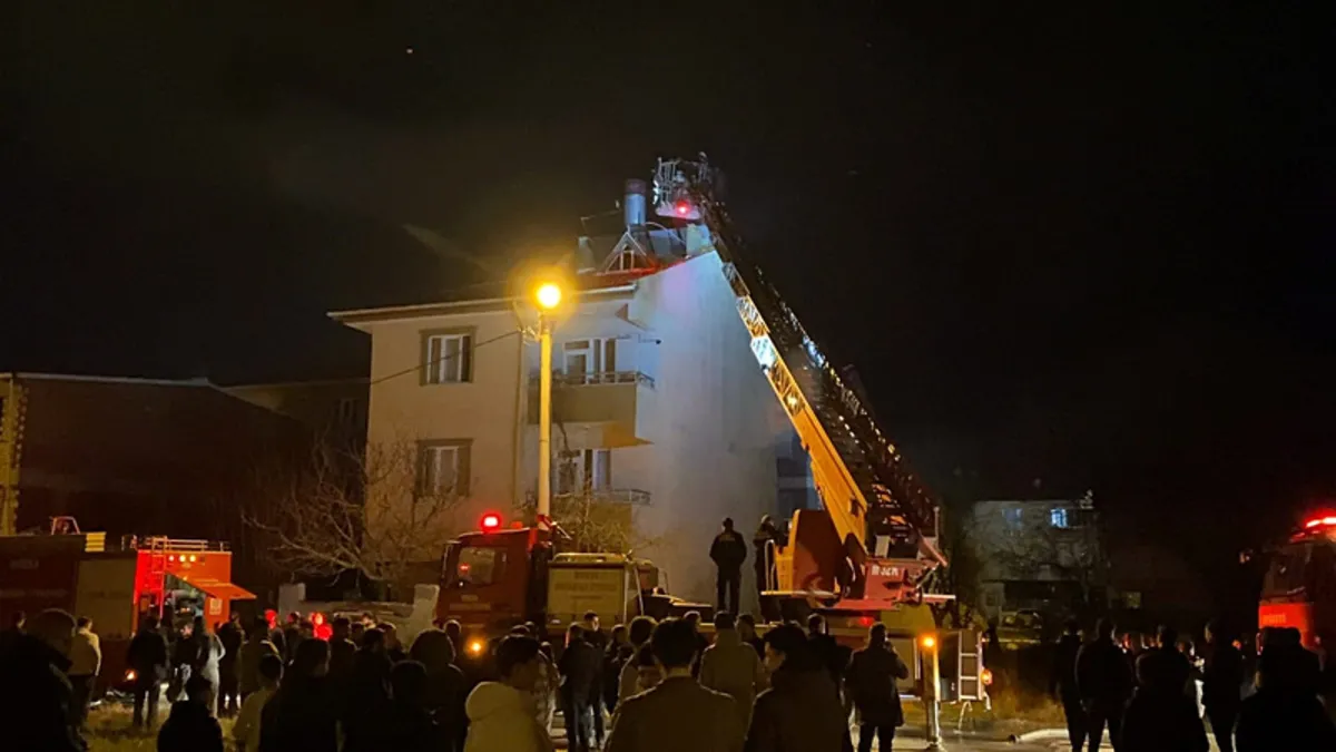 Bursa’da 3 katlı binanın çatısında yangın! Bursa’da 3 katlı binanın çatısında yangın!