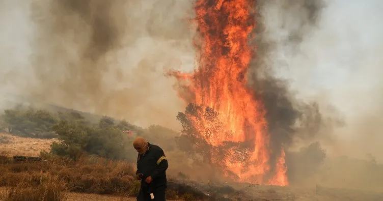 Türkiye orman yangınlarıyla mücadele için Yunanistan’a 2 uçak ve 1 helikopter gönderiyor