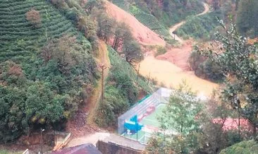 Rize’de heyelan: 2 katlı 2 ev toprak altında kaldı #rize